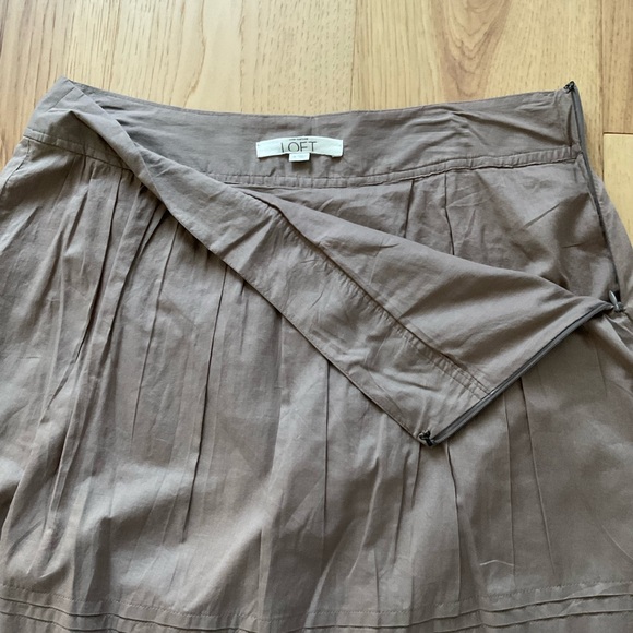 Ann Taylor Loft Tan Pleated Skirt, Size 4 - Picture 3 of 8